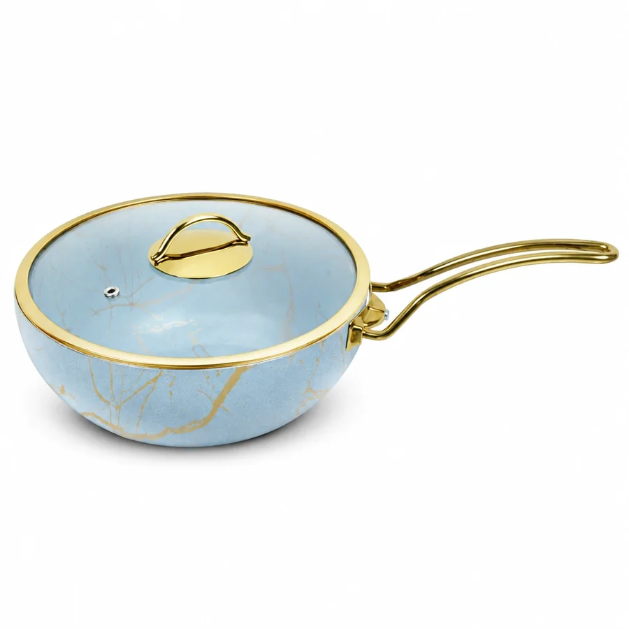 marble-wok-pan-size-24 تابه وک نچسب ماربل سایز 24 با بدنه آبی روشن و رگههای طلایی، دارای دستگیره فلزی و درب شیشهای با لبه طلایی